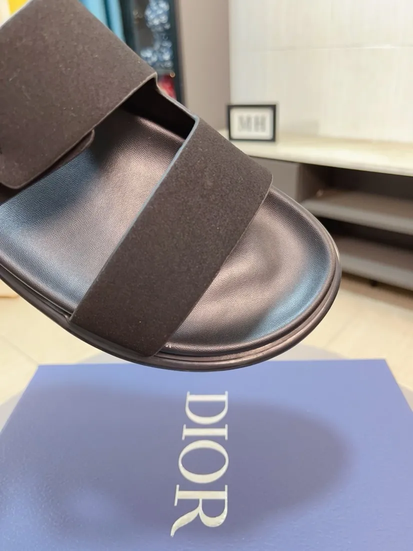 Men's Men's Shoes 💰320🌸🌸Dior Aqua Men's Sandals Slippers. Showcasing Dior haute couture design. The Dior gray suede strap is accented with an aluminum Dior buckle for added style. Paired with a comfortable tonal notch sole, they pair easily with shorts or jeans for a sophisticated look. Main body: suede cow leather, technical fabric lining: cow leather, with adjustable straps, aluminum Dior buckle, Dior gray EVA insole, tonal notch rubber outsole splicing structure👌👌size: 38-44 (45.46 customized)